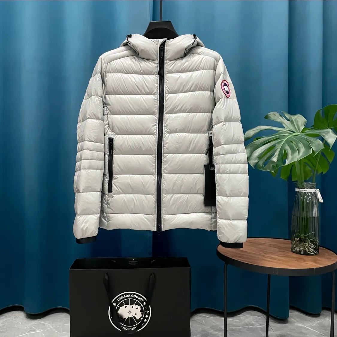 P760 Canada🦢➡️Canada Goose lightweight hooded down jacket has always been recognized as the warmest down jacket. Various Instagram celebrities, Internet celebrities, and celebrities often wear it for street photos. I do Canada Goose every year, but I still can’t get rid of my love for the geese. No matter how cold the weather is, there is no need to be afraid, because there are geese! Filled with 90% white duck down, Canada Goose is the legendary warmest down jacket and is known as a must-have for Arctic outdoor sports! The most popular down jacket in the world, celebrities are rushing to buy it, it is a must-have!  Same style for men and women